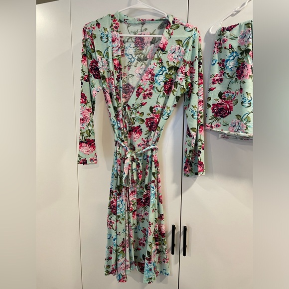 3 PIECE labor/maternity gown, swaddle blanket, and bow - Picture 13 of 13